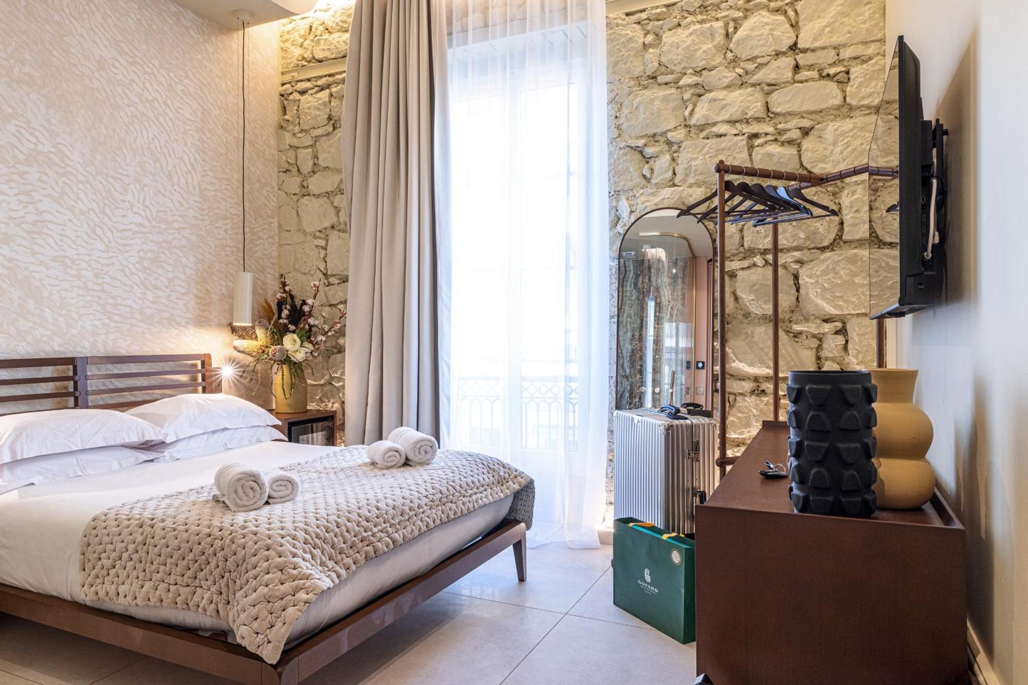 Naomi Hotel *