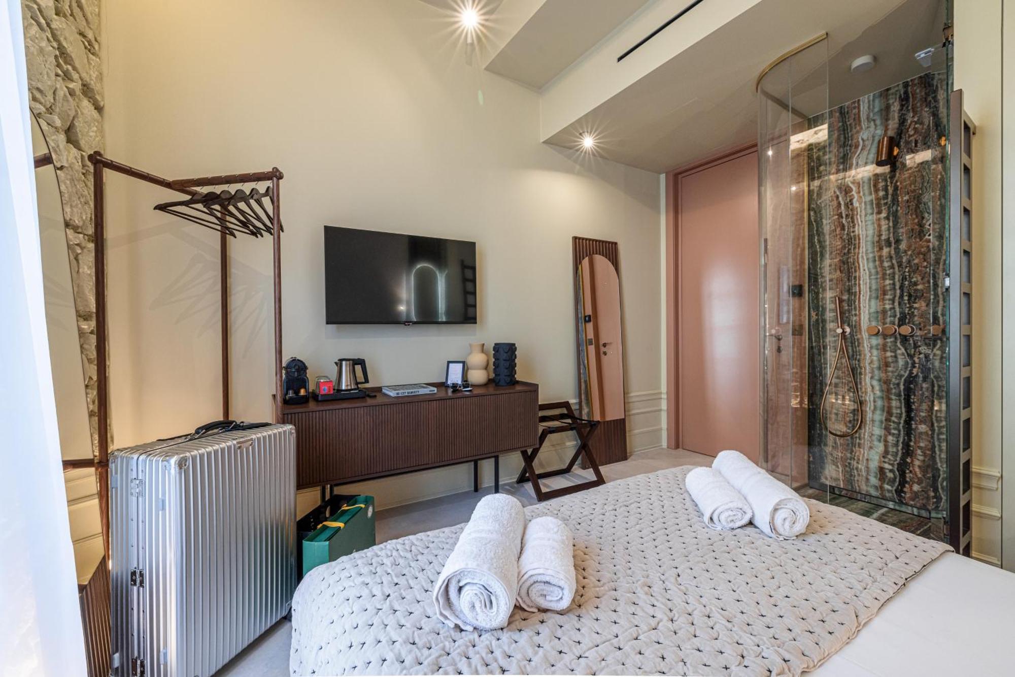 Hotel Naomi *